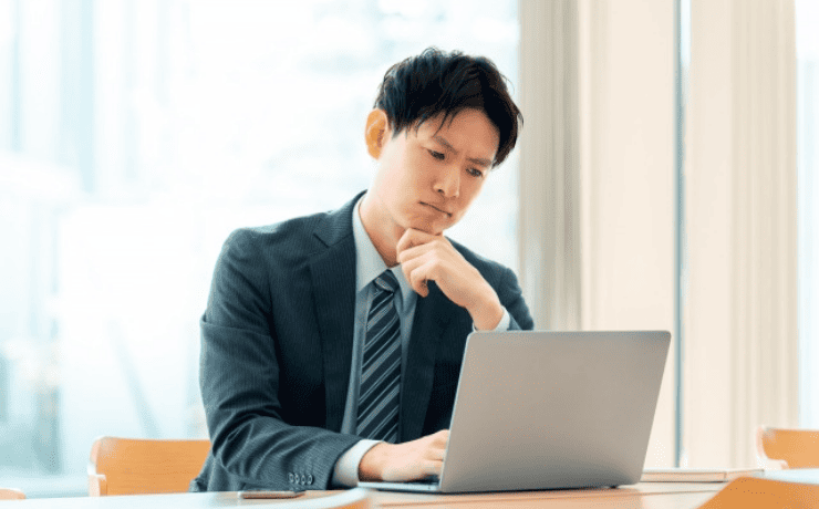 パソコンを見て悩む男性