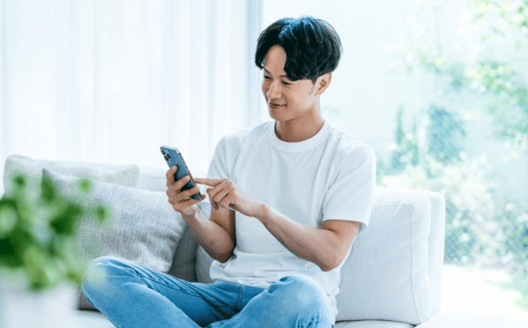 スマホを操作する男性