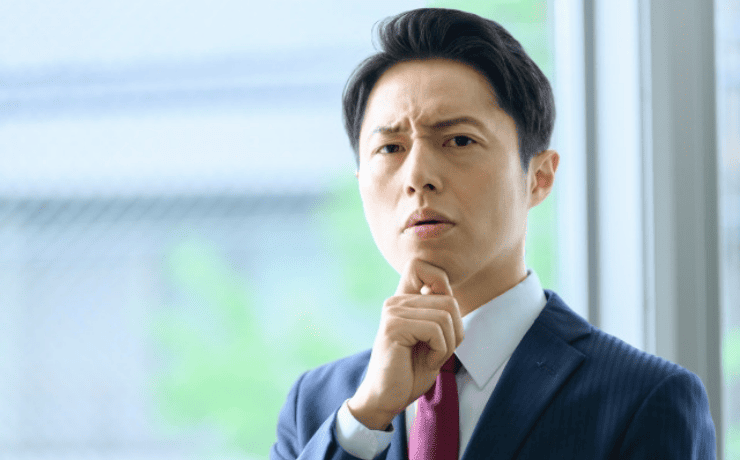 顎に手を当て悩む男性