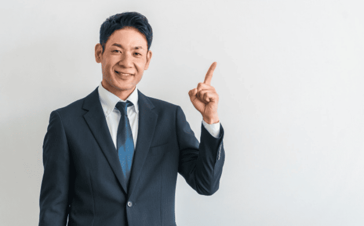 指差しをする男性