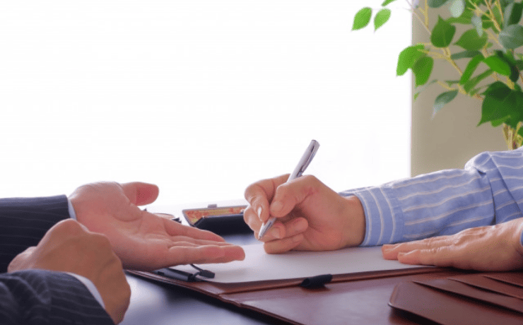 書類に書き込む様子