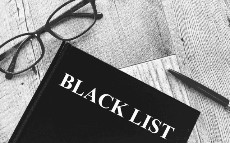 ブラックリストと書かれた資料とメガネ