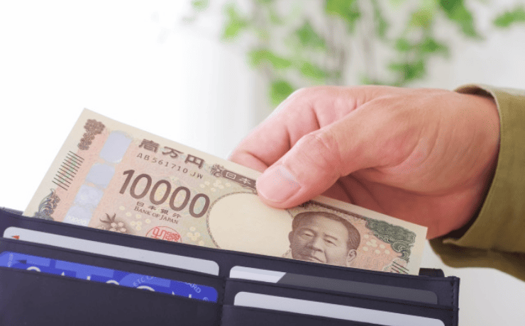 財布から万札を取り出す様子
