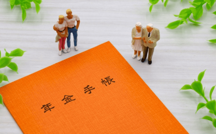 “年金手帳と人型の粘土細工"