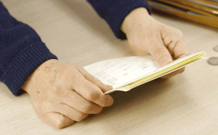 “通帳を見る様子”