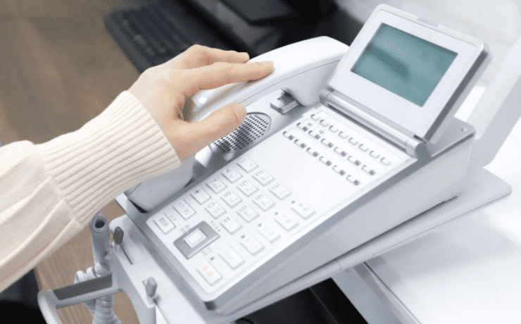 固定電話に出る様子