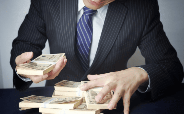 札束を漁る男性