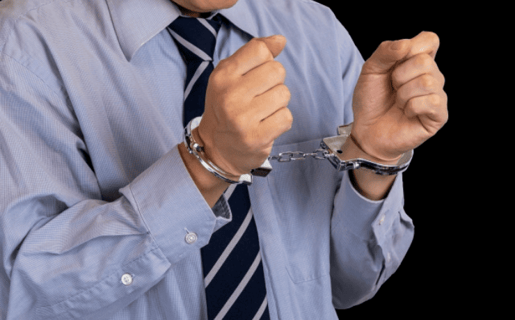 手錠をかけられた男性