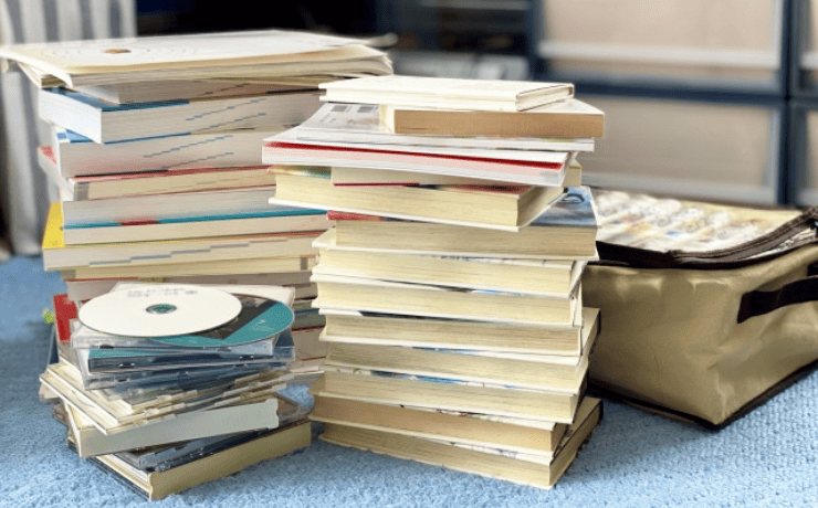 積まれた本とCD