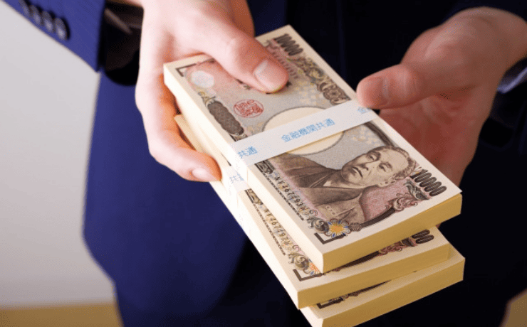 札束を差し出す男性