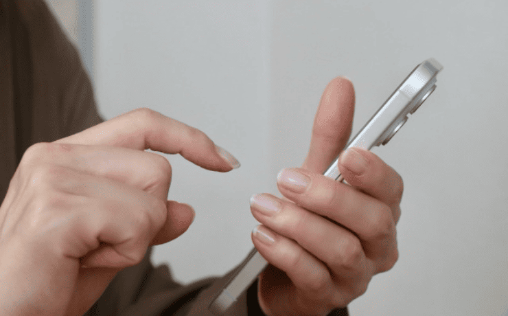 スマホを操作する様子