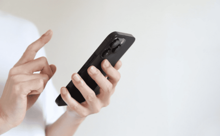 スマホを操作する様子