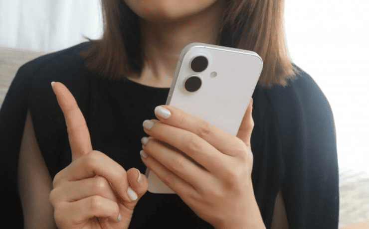 スマホを操作し何か思いついた様子