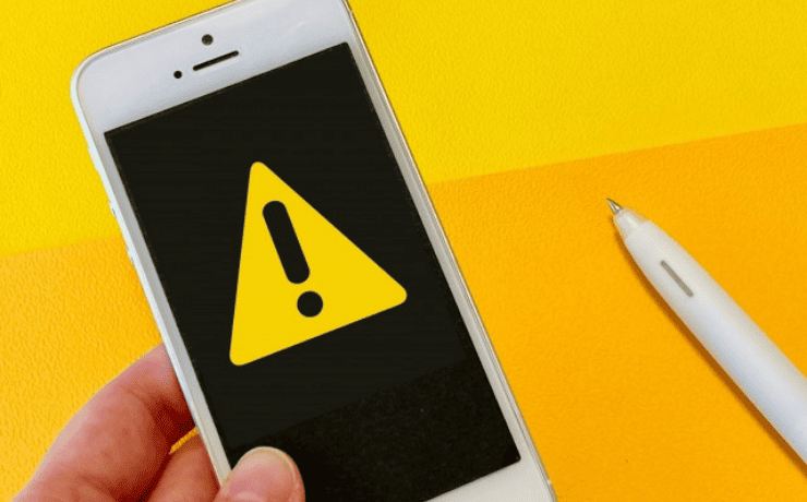 スマホに表示されたATTENTIONマーク