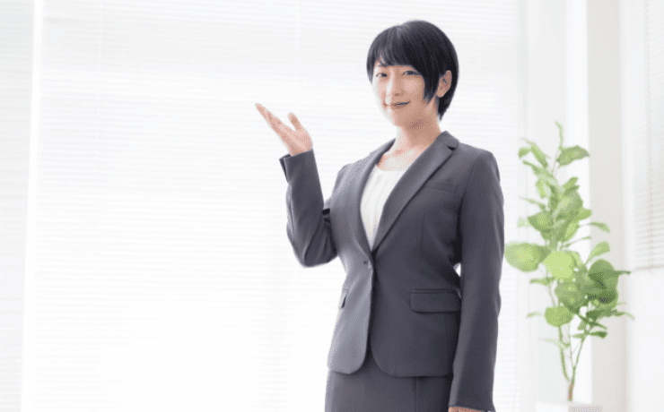 スーツ姿の女性社員