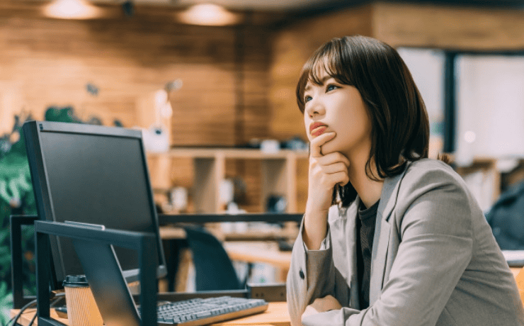遠くを見て悩む女性