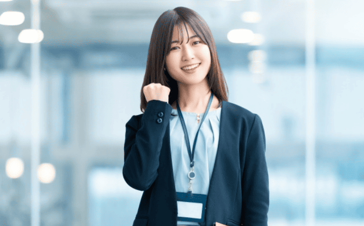 ガッツポーズをする女性