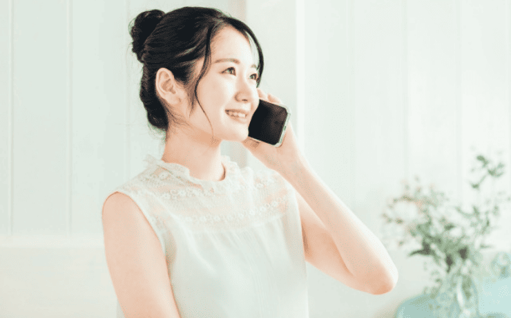 スマホで通話する笑顔の女性