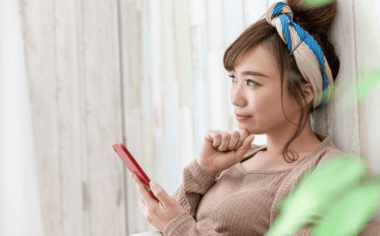 スマホを見て笑顔の女性