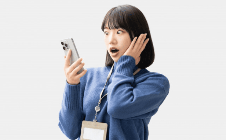 スマホを見て驚く女性