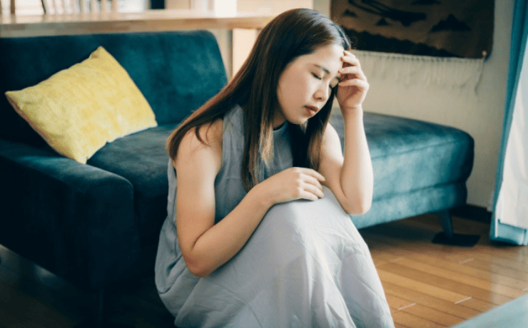 頭を抱える女性