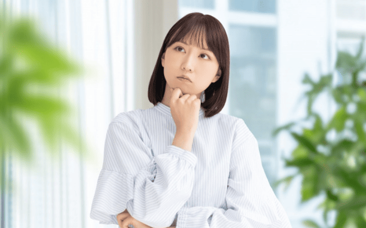 遠くを見て考える女性