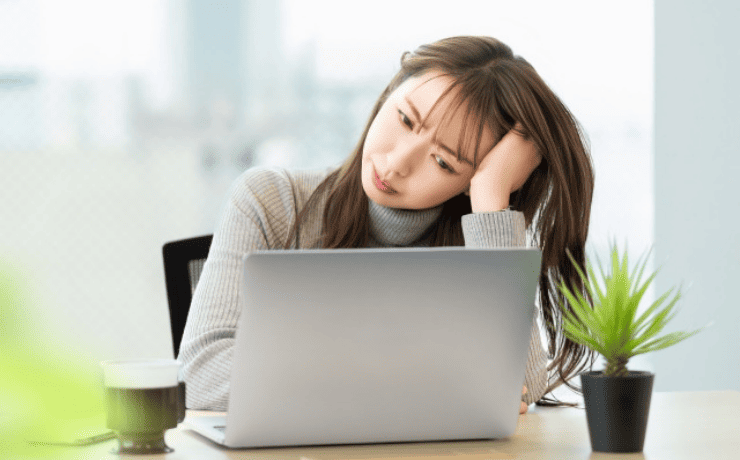 パソコンを見て考える女性