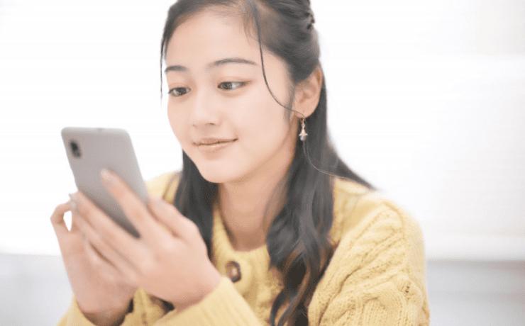スマホを操作する女性