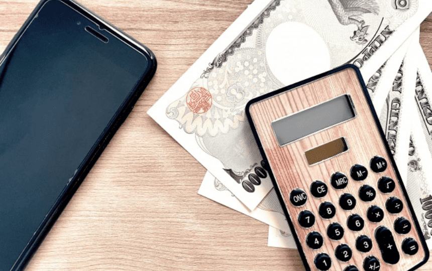 スマホと電卓と紙幣