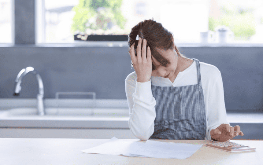 頭を抱える女性