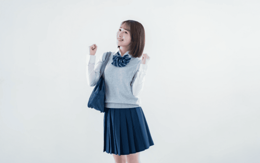 ガッツポーズをする女学生
