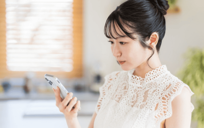 スマホを見つめる女性