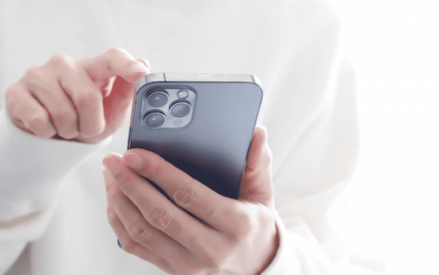 スマホを操作する手