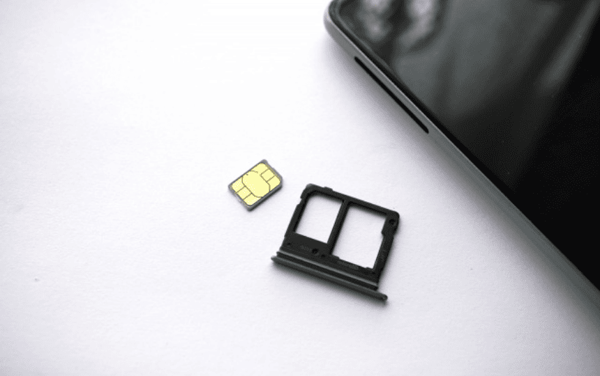 スマホから取り出されたSIMカード