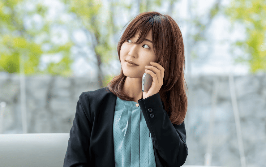 スマホで電話する女性
