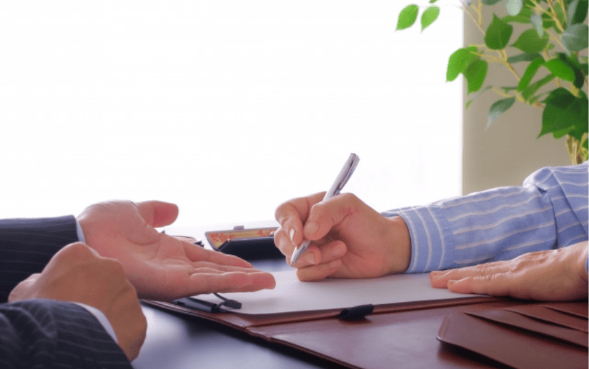 書類に書き込む様子