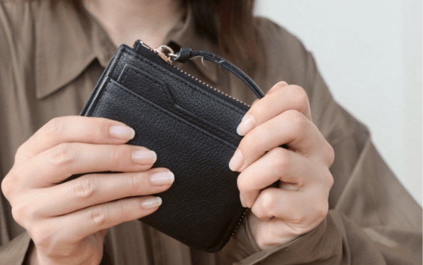 財布を握る女性