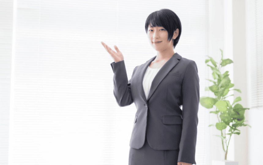 スーツ姿の女性