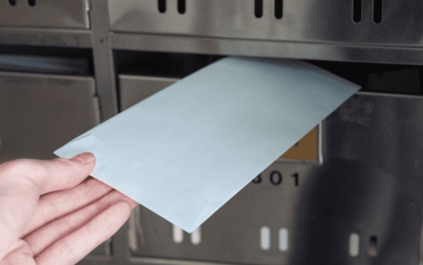 ポストに封筒を入れる様子