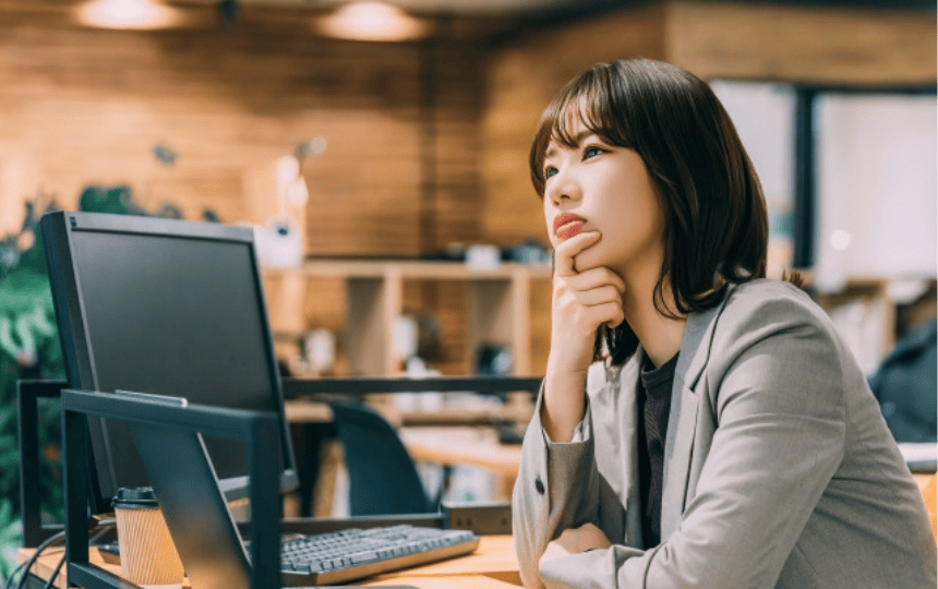 顎に手を当て悩む女性