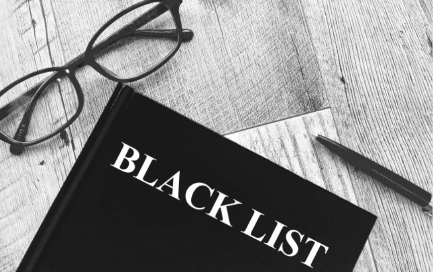 ブラックリストと書かれたノートのモノクロ写真