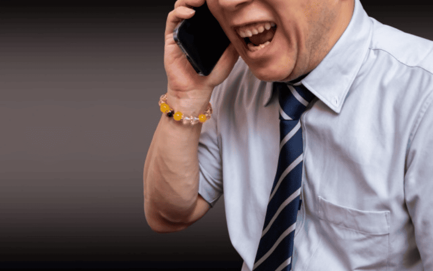 スマホ電話で怒鳴るスーツ姿の男性