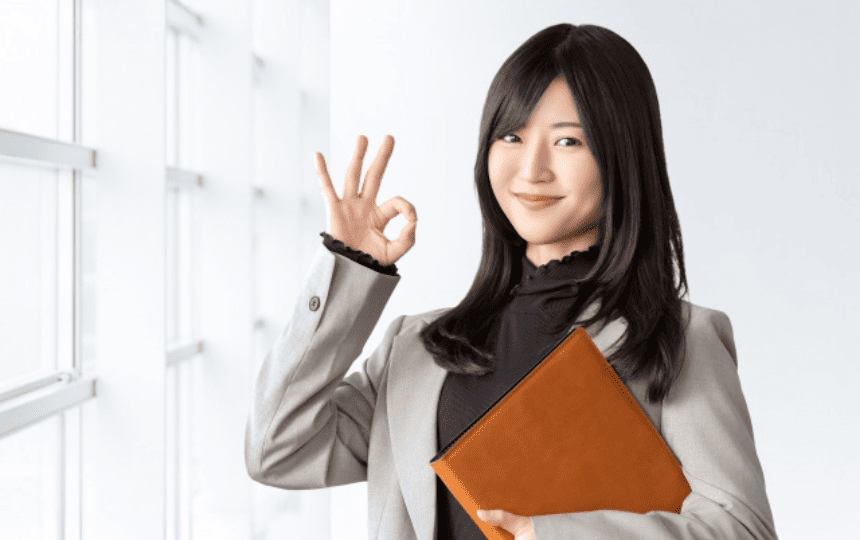 指でOKマークを作って笑顔の女性