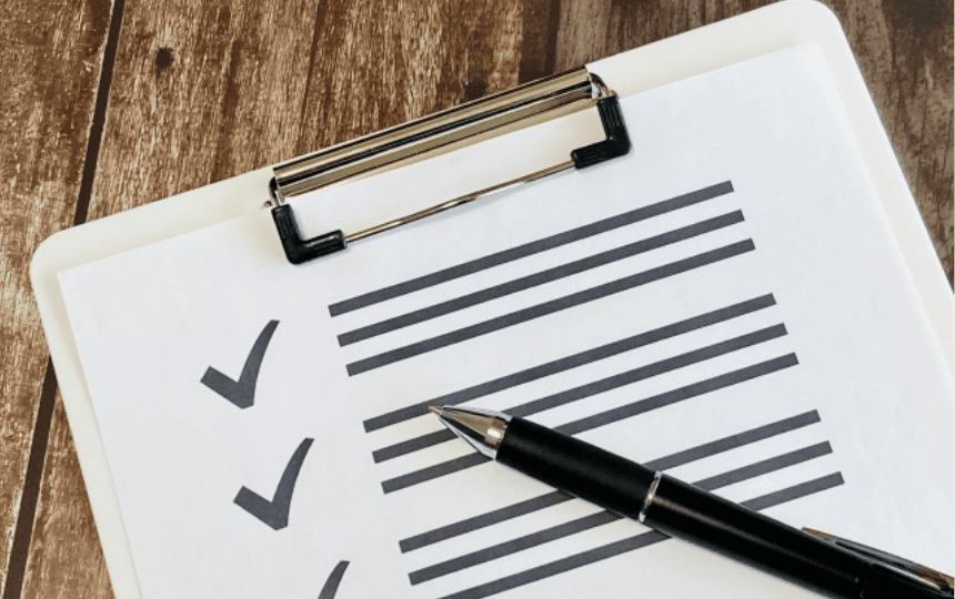 カルテのようなリストのイメージ写真