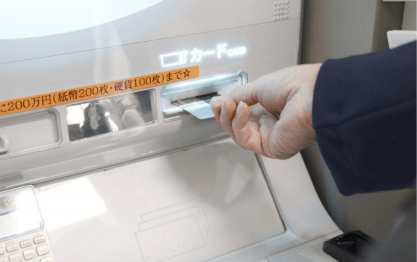 キャッシュカードを挿入する様子