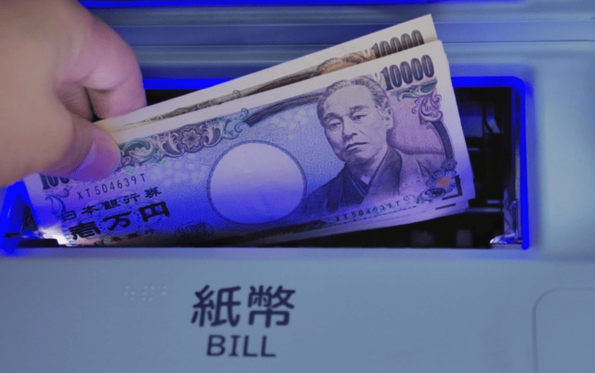 ATMからお金を取り出す様子