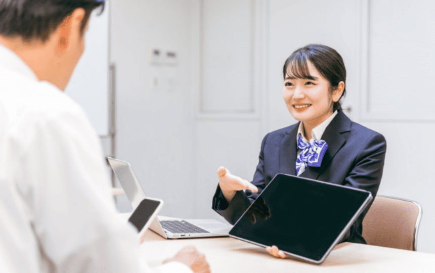 スーツ姿の女性スタッフと男性