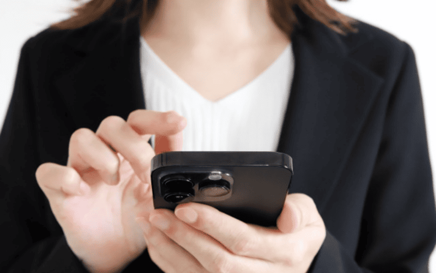 スマホを操作する女性