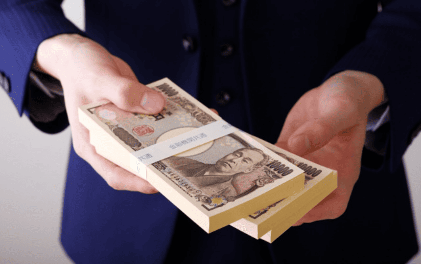 札束を持つスーツ姿の男性