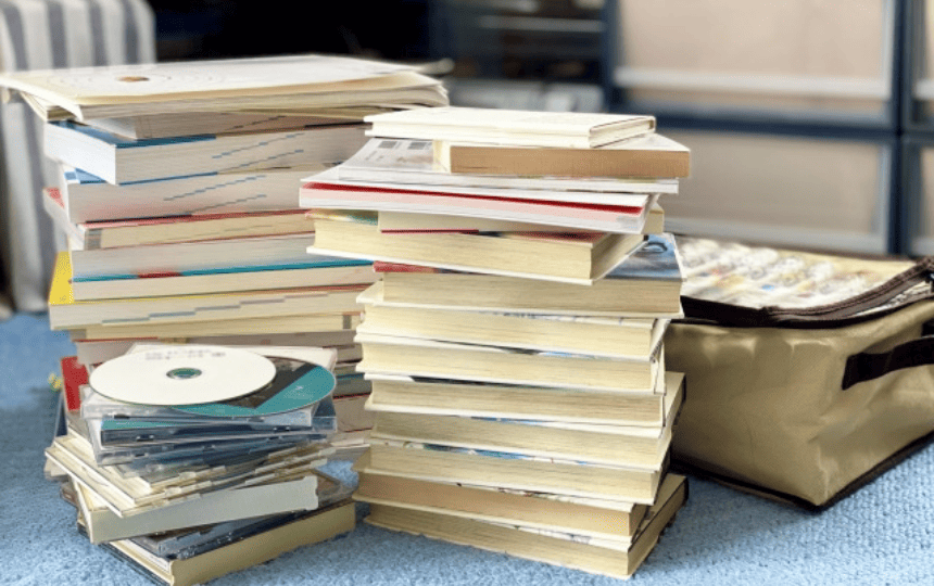 積まれた本やCD